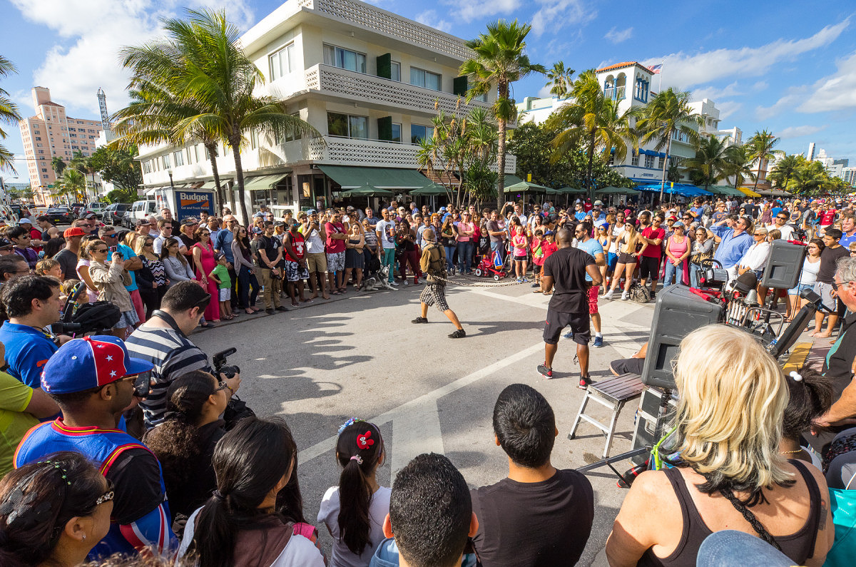 This was the perfect chance to take advantage of the lens, as this huge crowd was not going to get out of my way. 1/1250th of a second, f/8, ISO400 at 11mm. 