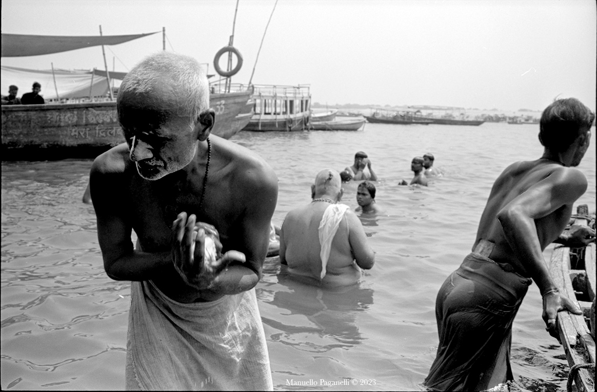 varanasi_bathing_ig-2