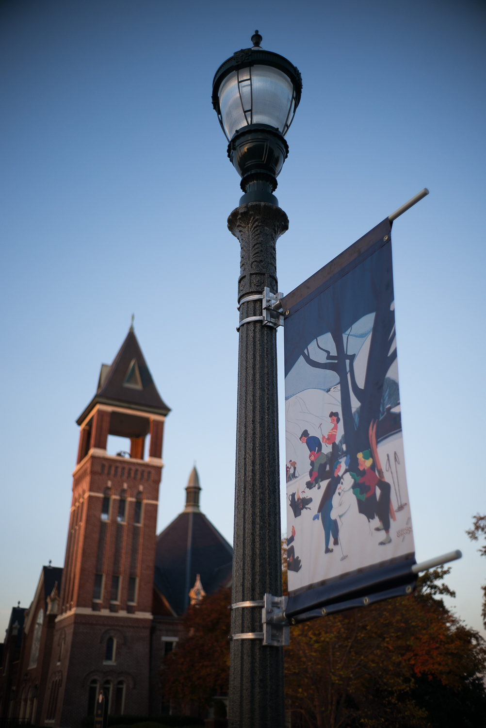 christmasville-street-lamp-by-church