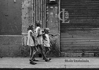 girls-strolling-in-havana